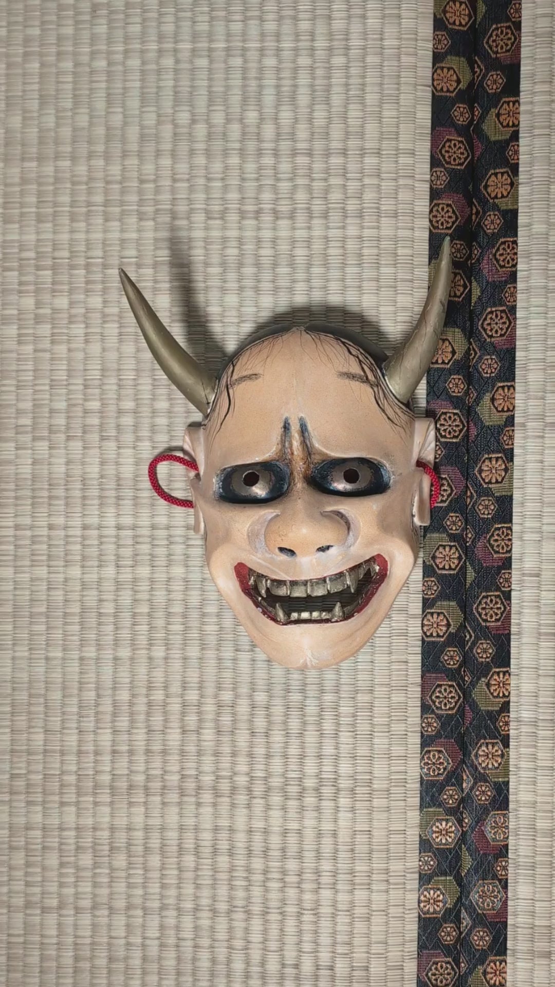 Vidéo de présentation d'un masque japonais Hannya de théâtre Nô, en bois sculpté et polychromé, d'époque Shōwa, signé 正.