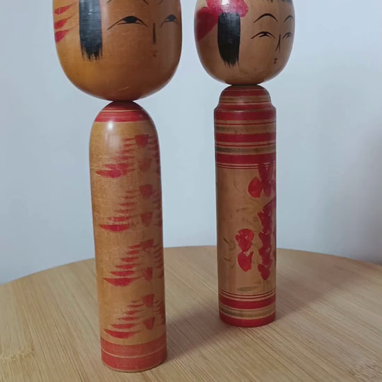vidéo de présentation de deux kokeshi KOGEDO vintage togatta yamagata