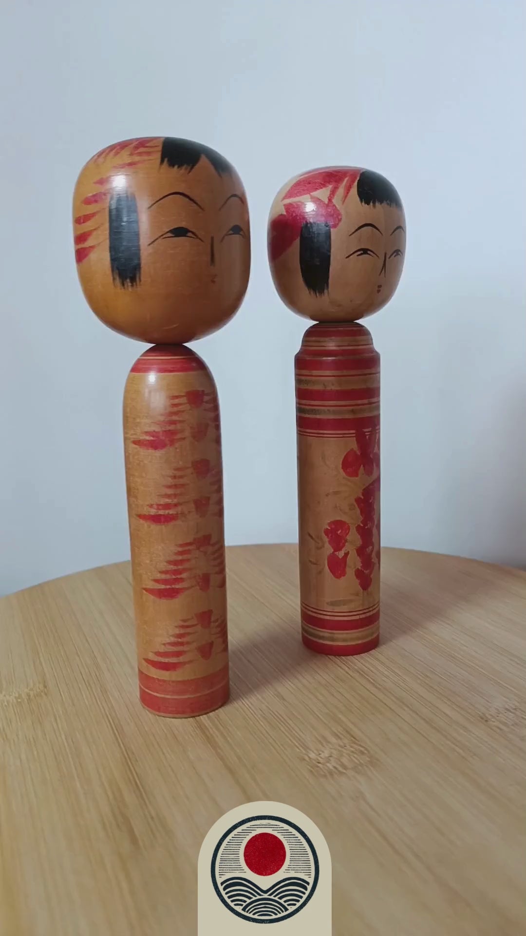 vidéo de présentation de deux kokeshi KOGEDO vintage togatta yamagata
