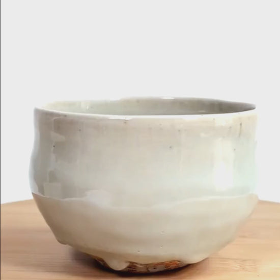 Vidéo de présentation d’un chawan Akahada-yaki par Onishi Rakusai, bol à matcha japonais vintage avec tomobako et glaçure claire craquelée.