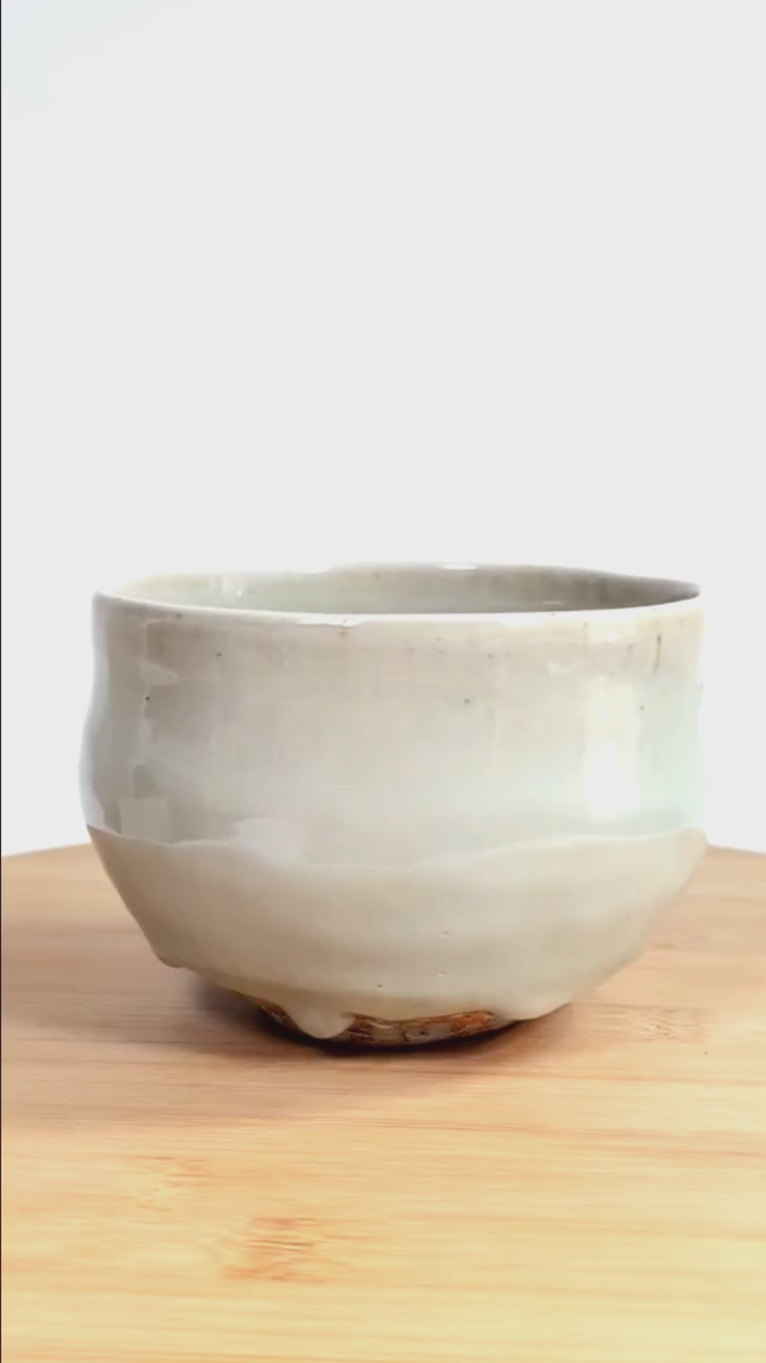 Vidéo de présentation d’un chawan Akahada-yaki par Onishi Rakusai, bol à matcha japonais vintage avec tomobako et glaçure claire craquelée.