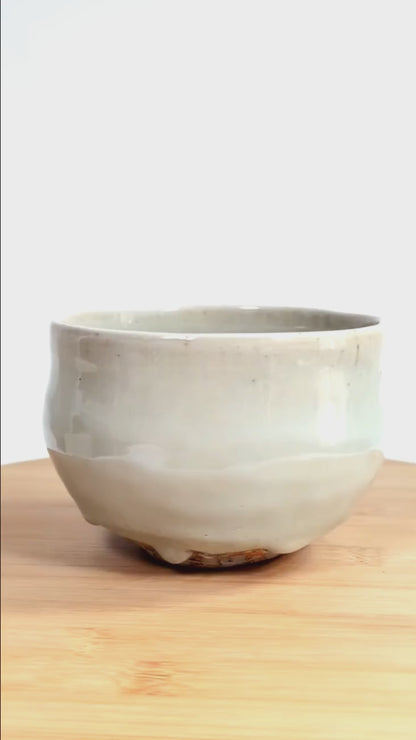 Vidéo de présentation d’un chawan Akahada-yaki par Onishi Rakusai, bol à matcha japonais vintage avec tomobako et glaçure claire craquelée.