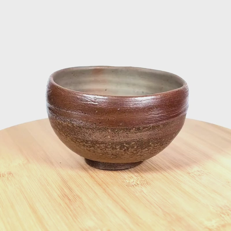 Vidéo de présentation d'un bol à thé japonais Chawan de style Bizen yaki réalisé par l'artisan Mori Tozan
