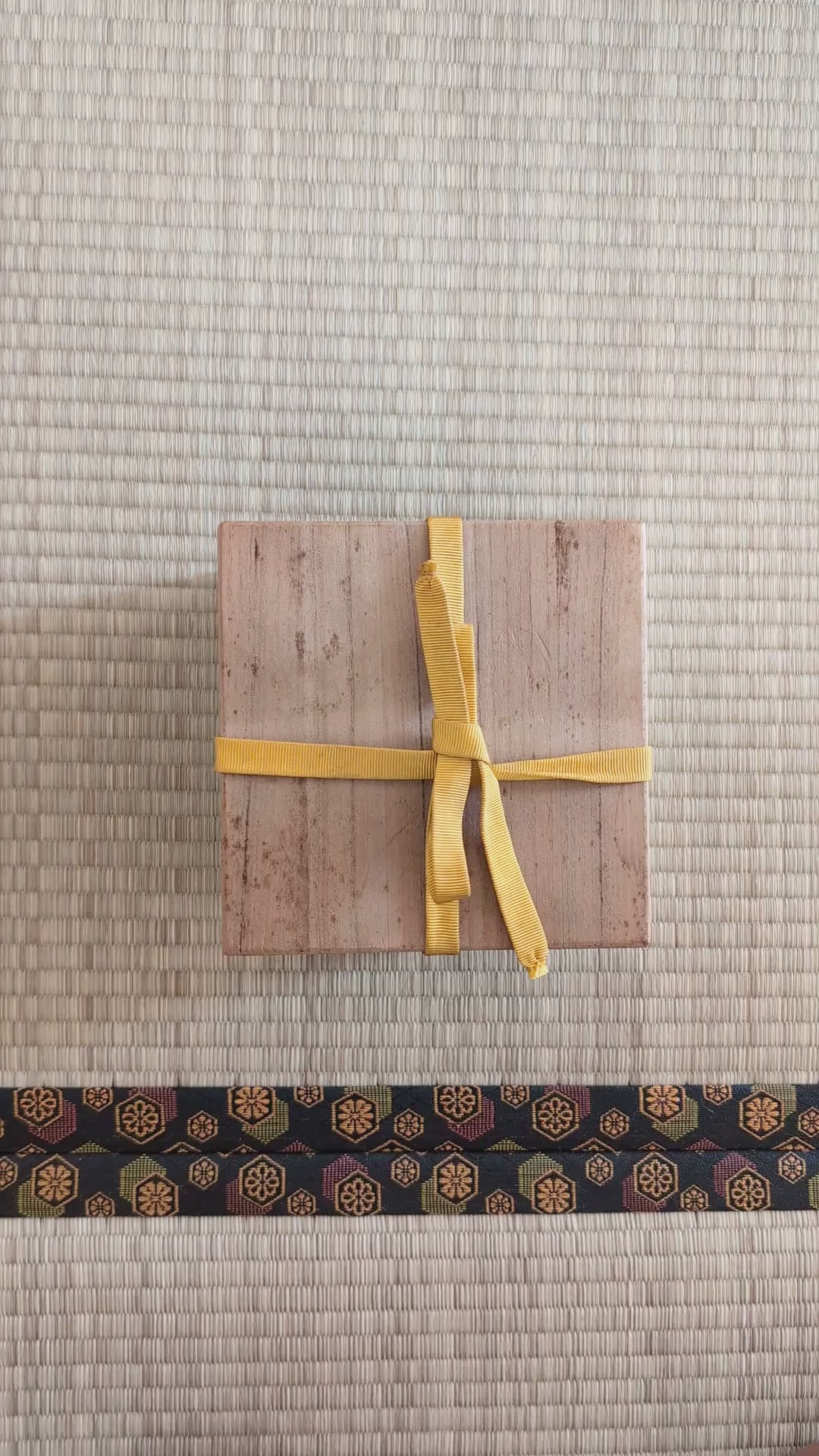 Présentation en vidéo d’un chawan Hagi-yaki japonais de Kaneko Shōen, devenu plus tard Kaneko Sōfū, avec sa glaçure beige nuancée, son décor gris-bleu, son kōdai et sa boîte tomobako signée.