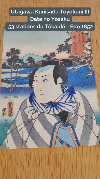Estampe originale de 1852 signée Utagawa Kunisada (Toyokuni III). Portrait de l’acteur Sawamura Sōjūrō III dans le rôle de Date no Yosaku, héros de kabuki. Belle composition avec Mont Fuji en arrière-plan. Couleurs patinées, tache et usures légères. Impression bois sur papier washi. Série : Les 53 stations du Tōkaidō. Pièce unique.