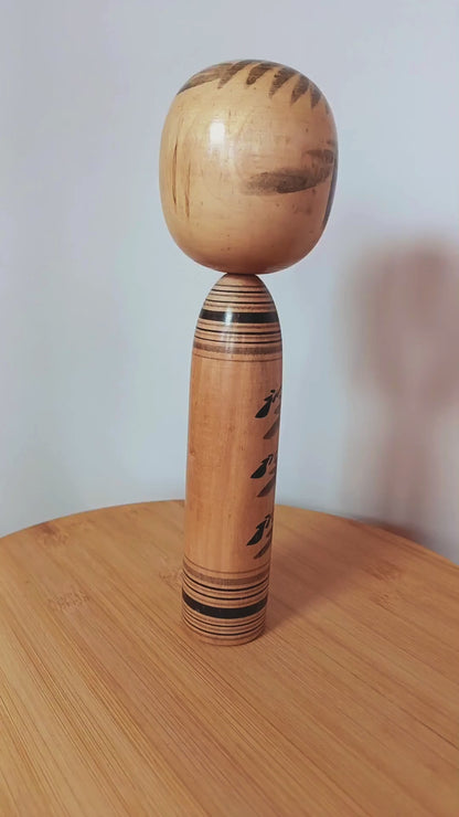 Kokeshi japonaise vintage – style Tôgatta noire et grise – signée Murakami Tamajirō – 25 cm