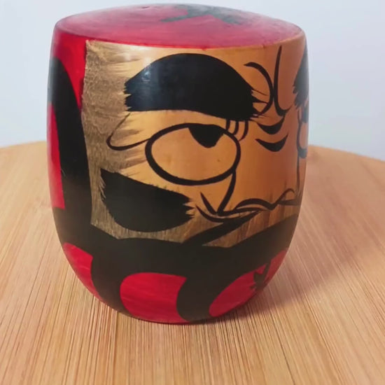 vidéo d'une kokeshi daruma KOGEDO signée porte bonheur