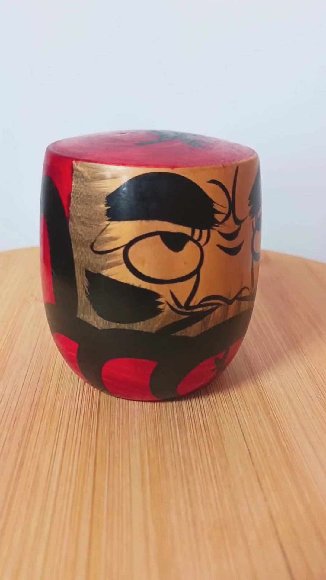 vidéo d'une kokeshi daruma KOGEDO signée porte bonheur