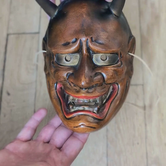 Vidéo de présentation d’un masque de théâtre Nô japonais en céramique, manipulé pour en montrer les détails, les reliefs et l'expression