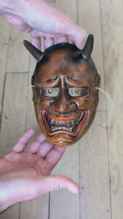 Vidéo de présentation d’un masque de théâtre Nô japonais en céramique, manipulé pour en montrer les détails, les reliefs et l'expression