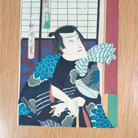 Vidéo de présentation de l’estampe japonaise originale de Toyohara Kunichika datant de 1867, représentant Orochimaru, le batelier Tatsu, dans une scène de kabuki.
