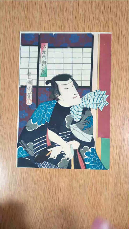 Vidéo de présentation de l’estampe japonaise originale de Toyohara Kunichika datant de 1867, représentant Orochimaru, le batelier Tatsu, dans une scène de kabuki.