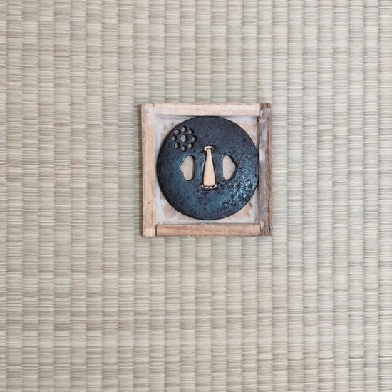 Tsuba japonaise antique Ko-Tōshō en fer, décor Kuyō-mon en ko-sukashi, ancienne garde de sabre japonais fin Muromachi – Momoyama.