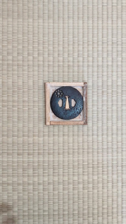 Tsuba japonaise antique Ko-Tōshō en fer, décor Kuyō-mon en ko-sukashi, ancienne garde de sabre japonais fin Muromachi – Momoyama.