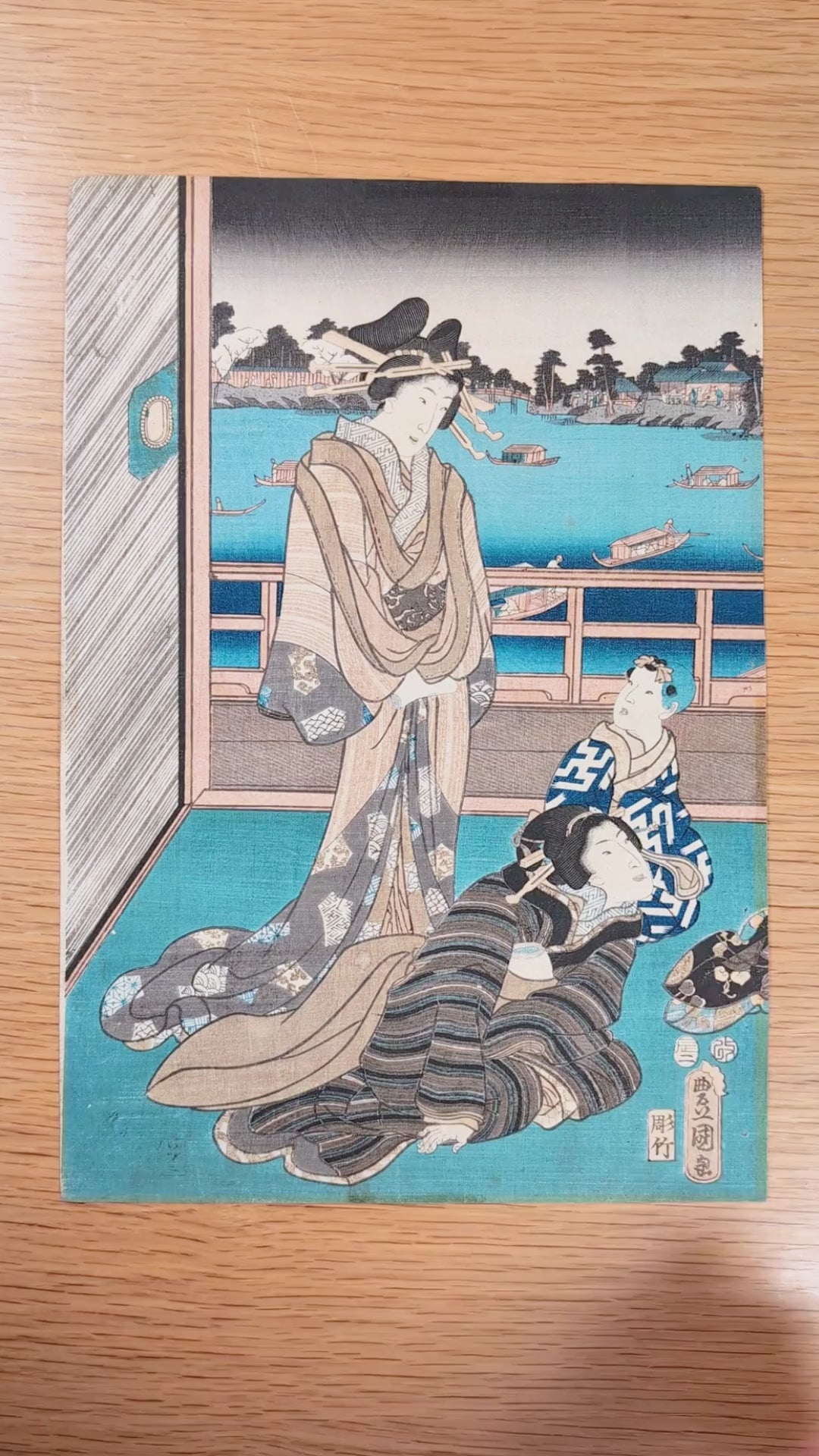 Vidéo de présentation d’une estampe japonaise originale ukiyo-e de Kunisada Toyokuni III, représentant des femmes lisant une lettre dans un pavillon au bord de l’eau, époque Edo, 1856.
