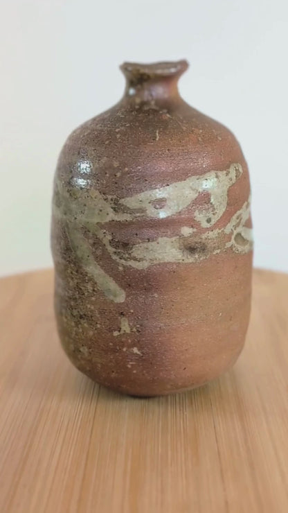 vidéo de la tokkuri, bouteille à saké, artisanale japonaise du four Tonoyama style Shigaraki