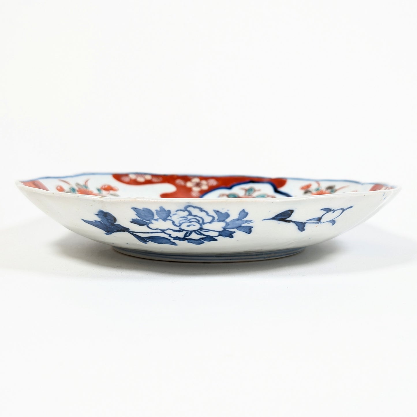Profil d’une assiette japonaise lobée à bord festonné en porcelaine Imari ancienne