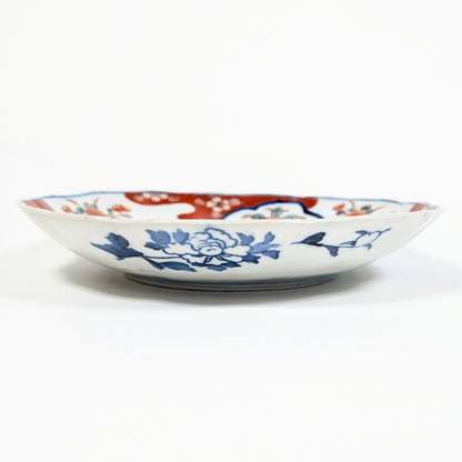 Profil d’une assiette japonaise lobée à bord festonné en porcelaine Imari ancienne