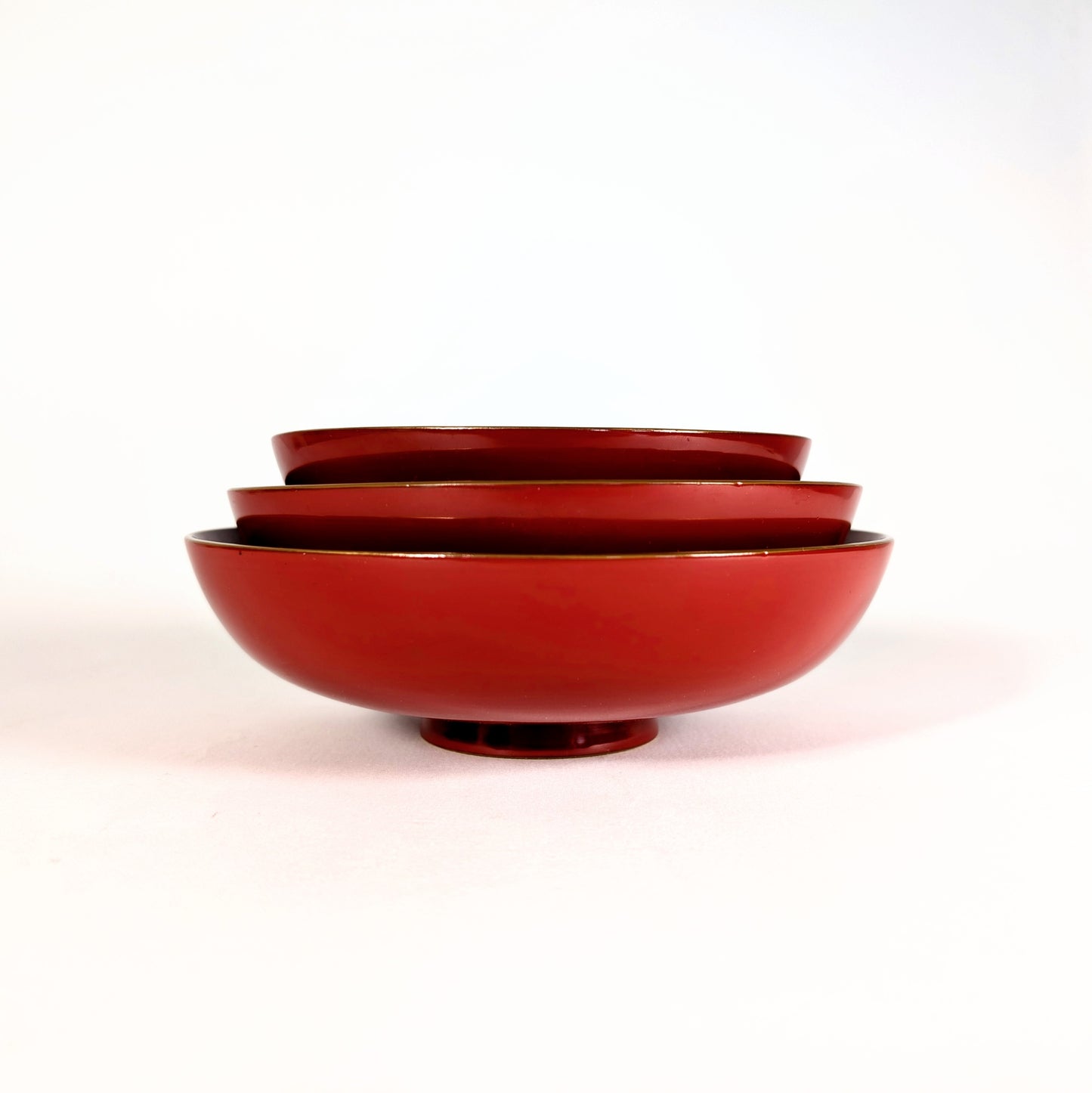 profil de coupelles japonaises en laque urushi empilées design minimaliste art de la table japonais