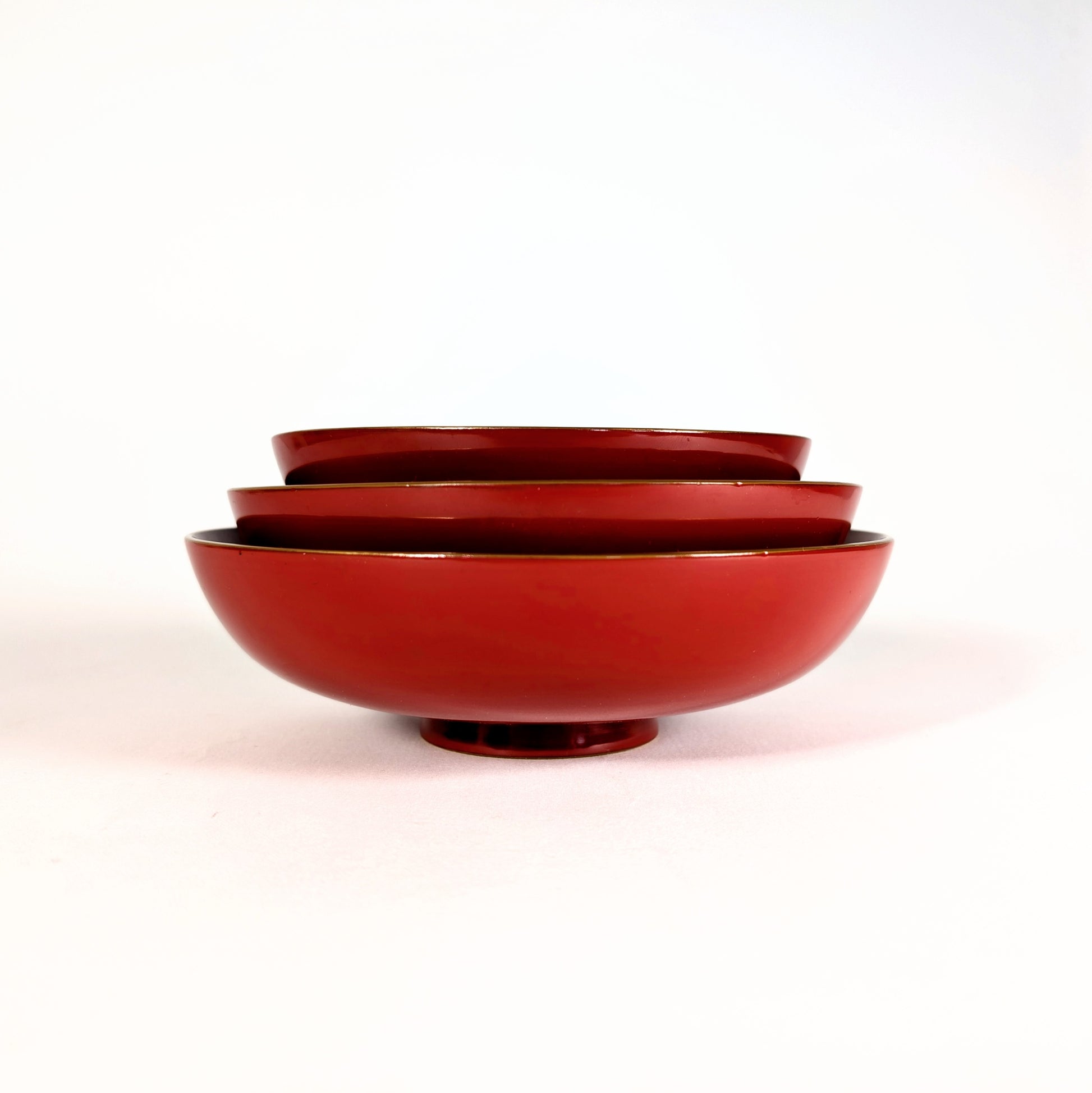 profil de coupelles japonaises en laque urushi empilées design minimaliste art de la table japonais