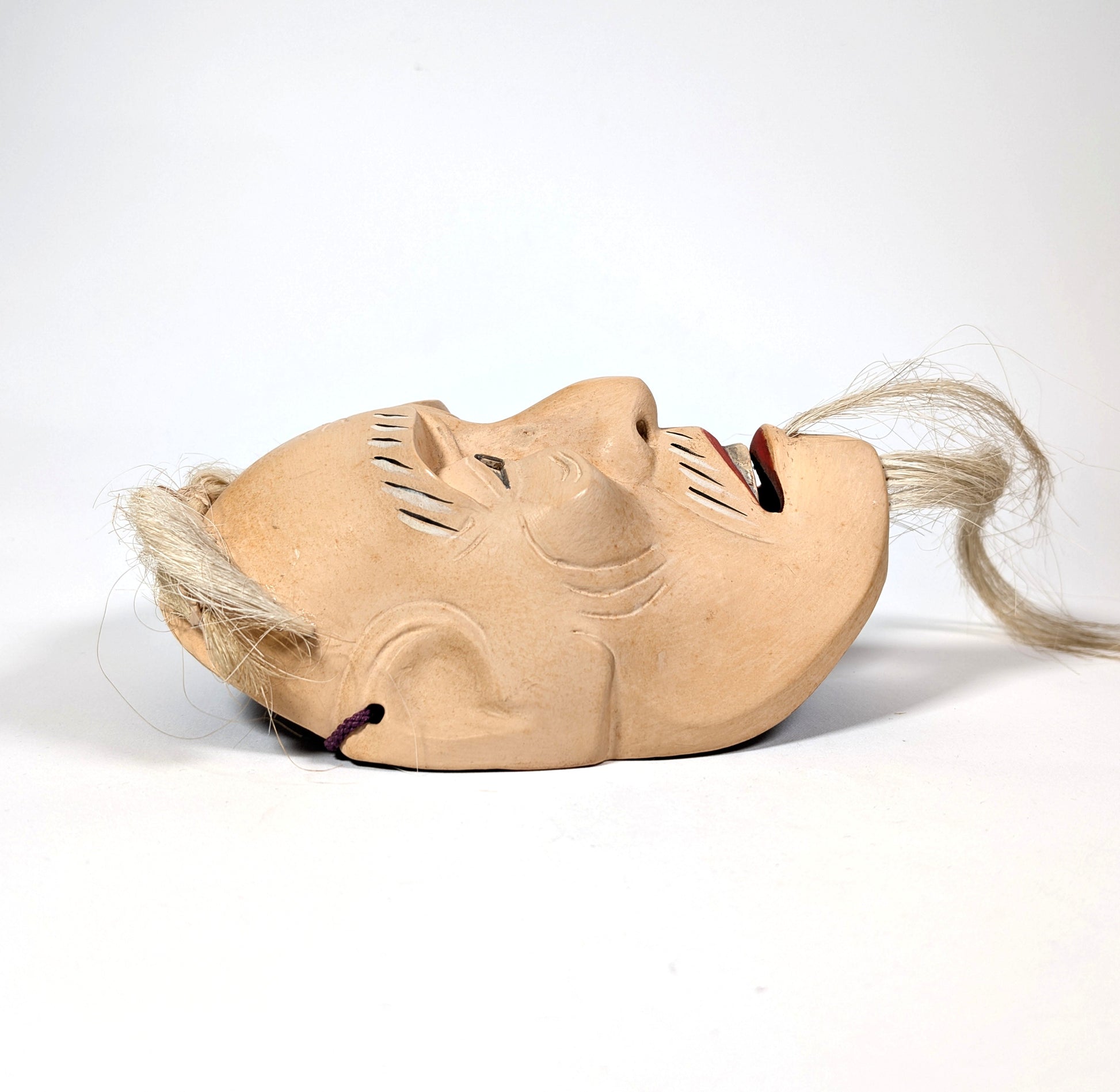 Profil de masque japonais en bois sculpté à la main, personnage âgé du théâtre Nô traditionnel, type Kōshi-jō.