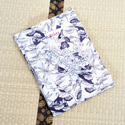 Pyjama japonais femme en coton blanc, nemaki plié avec sa ceinture assortie, motifs traditionnels sensu, ume, kiku, matsu et take