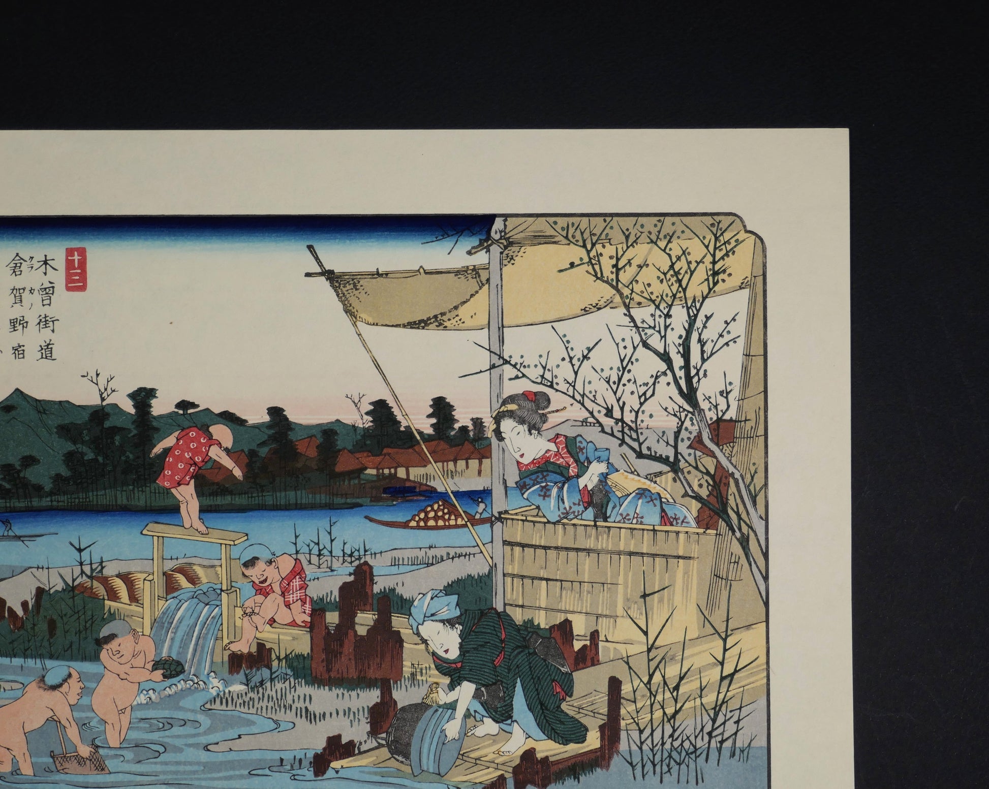 Détail d’un pavillon japonais avec femme en kimono dans l’estampe Kuragano shuku Karasugawa no zu, gravure sur bois japonaise d’après Eisen