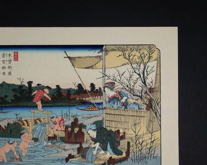 Détail d’un pavillon japonais avec femme en kimono dans l’estampe Kuragano shuku Karasugawa no zu, gravure sur bois japonaise d’après Eisen