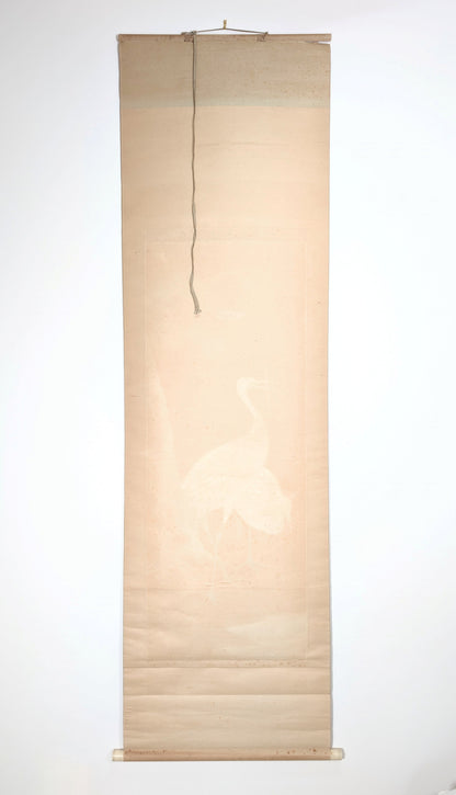 Vue du revers du kakejiku montrant la monture textile, le rouleau inférieur et le cordon makio utilisé pour maintenir l’œuvre enroulée.