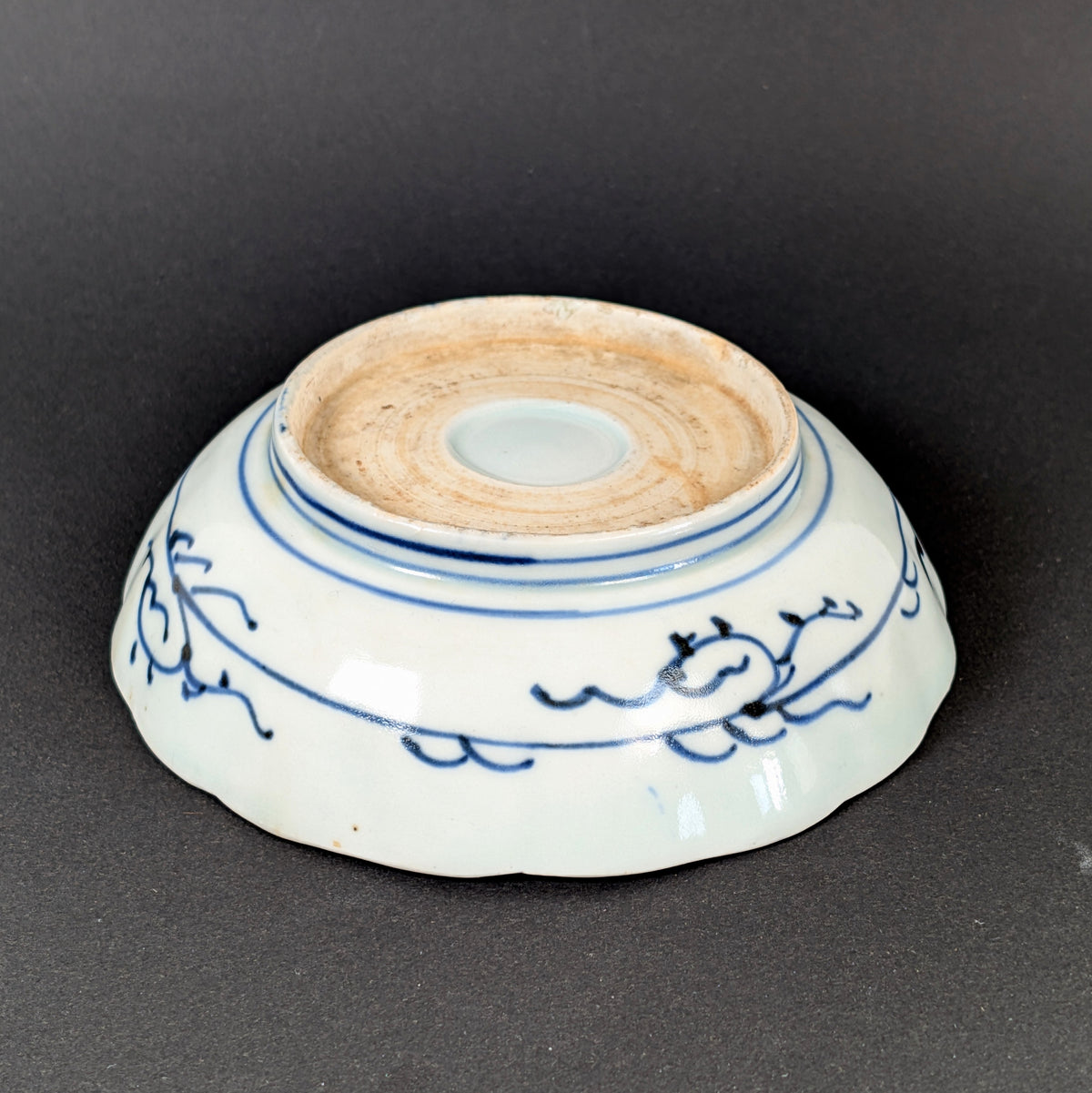 Revers d’une porcelaine japonaise Arita Imari ancienne, décor cobalt peint sous couverte et pied non émaillé