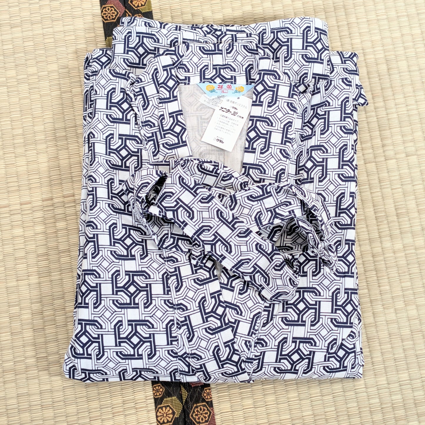 Nemaki Hanatsubomi homme plié sur tatami avec ceinture assortie, robe de chambre japonaise en coton