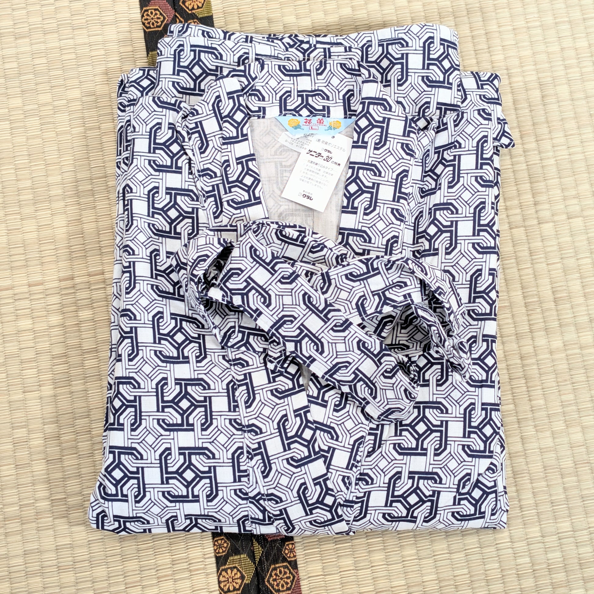 Nemaki Hanatsubomi homme plié sur tatami avec ceinture assortie, robe de chambre japonaise en coton