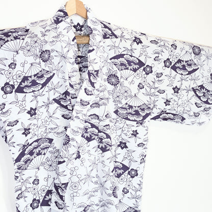Robe d’intérieur japonaise en coton blanc, détail du col croisé avec motifs sensu, kikyō, ume et feuillages japonais violets