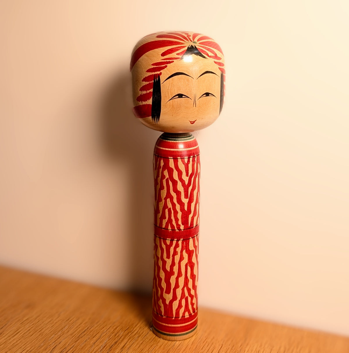 Grande kokeshi japonaise traditionnelle Togatta de Satō Eitarō, 30,5 cm, décor mokume rouge peint à la main