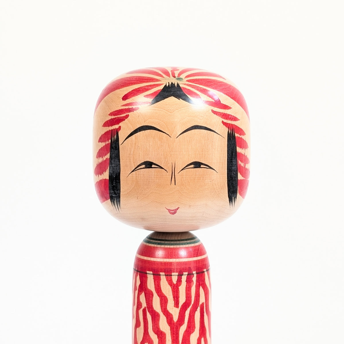 Visage de kokeshi Satō Eitarō avec yeux futae-mabuta, nez ware-bana et expression espiègle typique de Togatta