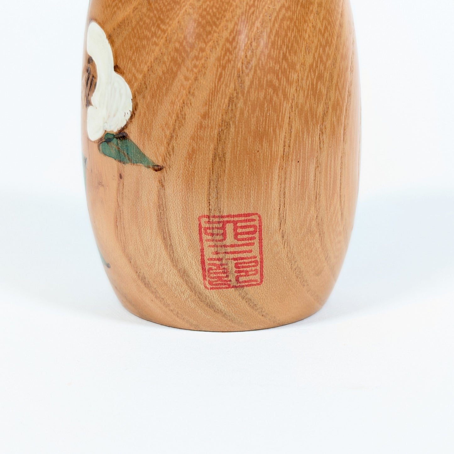Sceau rouge d’artiste sur kokeshi Usaburo Haru no uta en bois naturel, poupée japonaise sosaku de collection