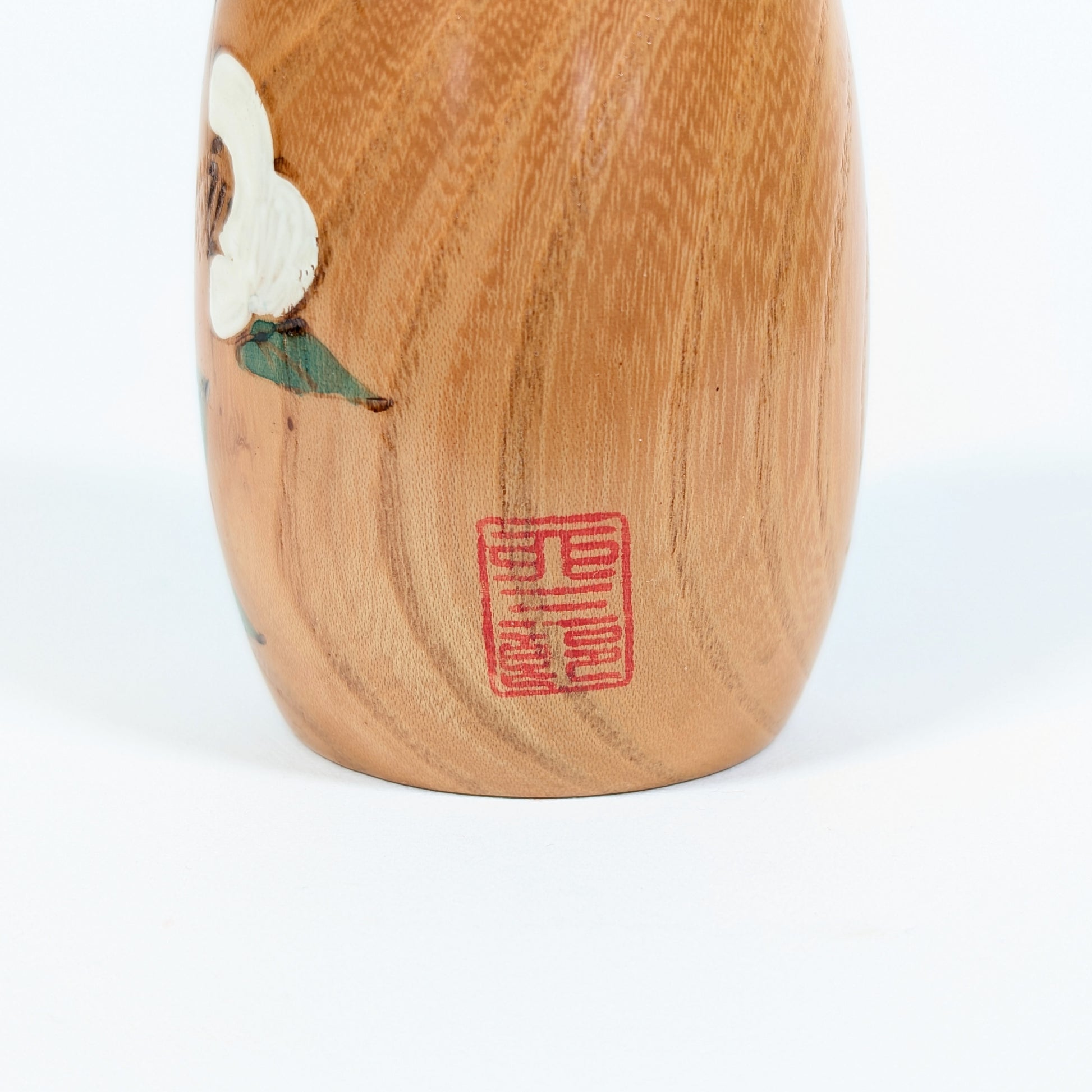 Sceau rouge d’artiste sur kokeshi Usaburo Haru no uta en bois naturel, poupée japonaise sosaku de collection
