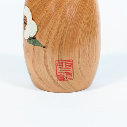 Sceau rouge d’artiste sur kokeshi Usaburo Haru no uta en bois naturel, poupée japonaise sosaku de collection