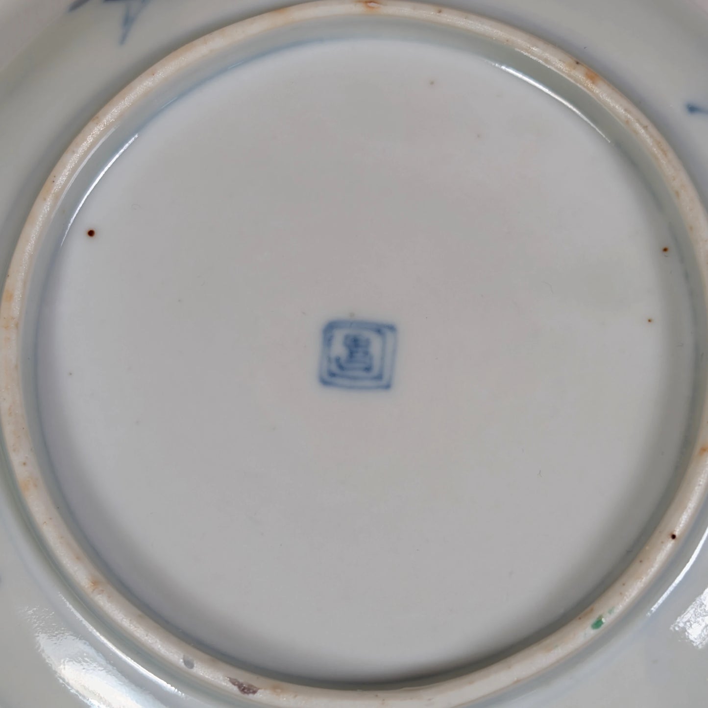 Sceau de potier 富 (Tomi) sur assiette Imari ancienne, marque du four Sakaguchi Tomiemon à Arita