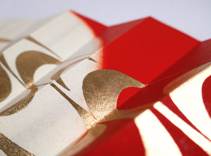 Détail du dégradé bokashi rouge vermillon et ivoire avec décor doré sur un sensu japonais