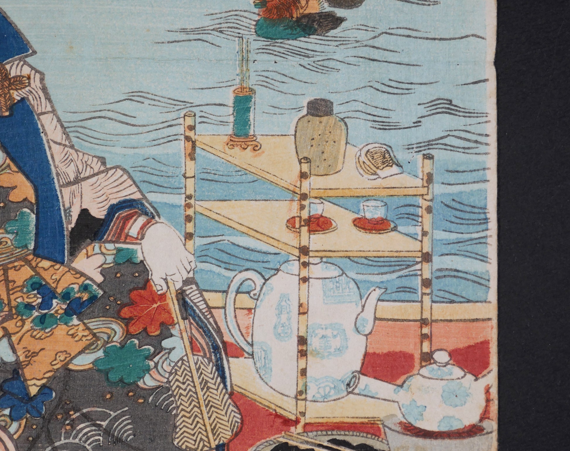 Service à thé disposé sur un bateau de plaisance, détail de l’estampe Edo de Toyokuni III