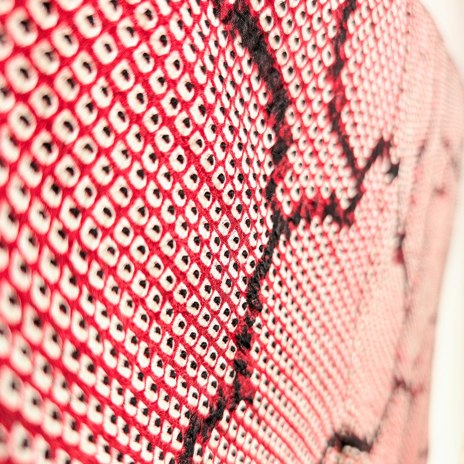 Détail du shibori japonais texturé sur soie, motif kanoko rose fuchsia et bordeaux d’un haori authentique