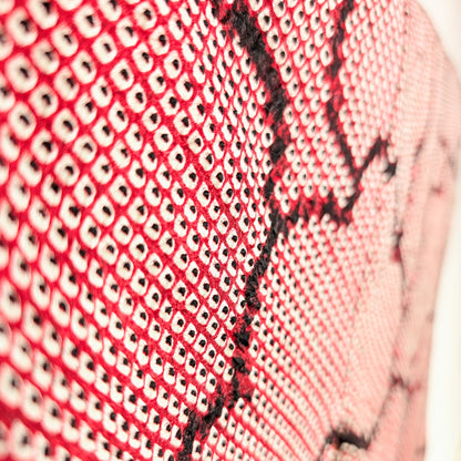 Détail du shibori japonais texturé sur soie, motif kanoko rose fuchsia et bordeaux d’un haori authentique