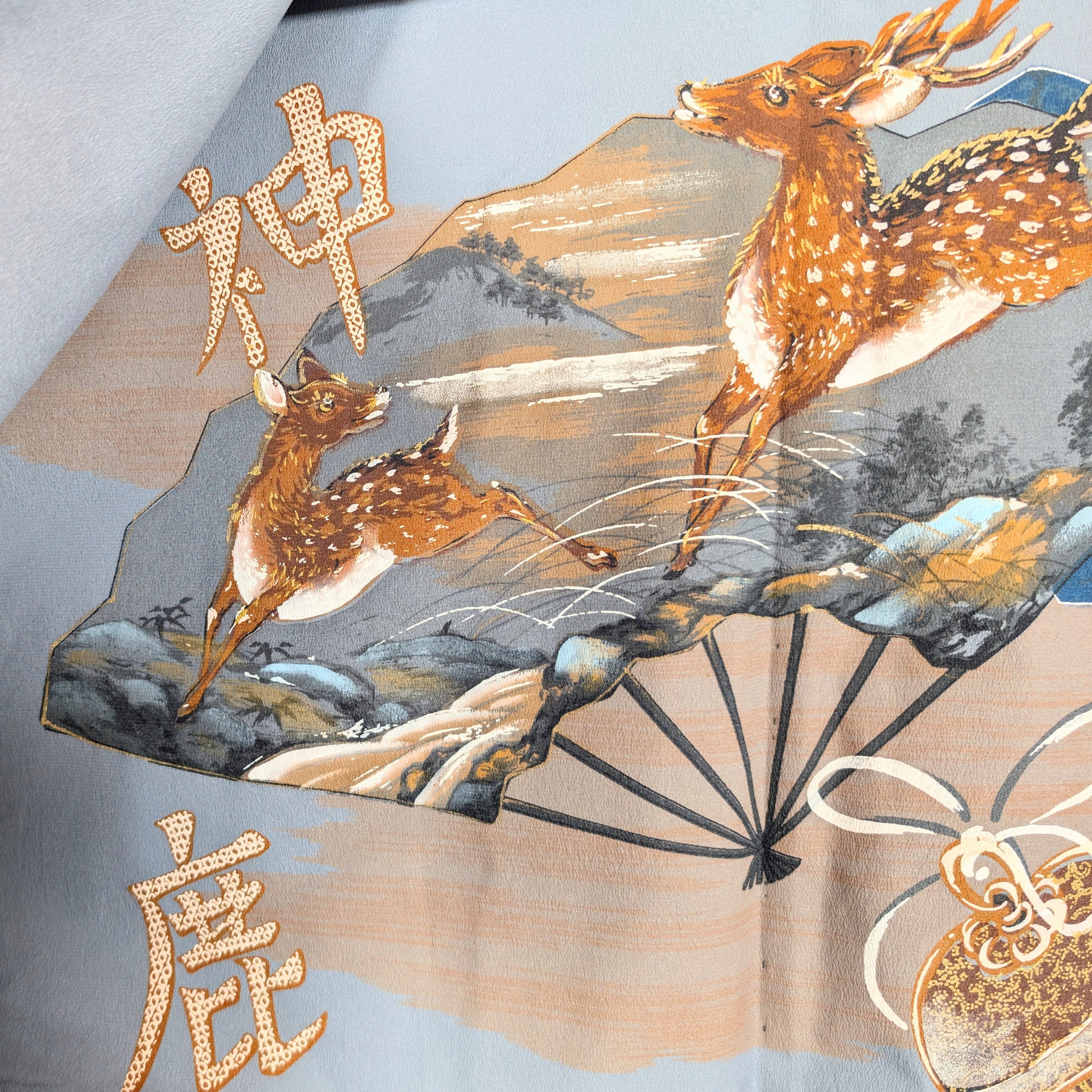 Décor shinroku 神鹿 avec cerfs sacrés japonais, peinture sur soie chirimen et contours rehaussés de dorure