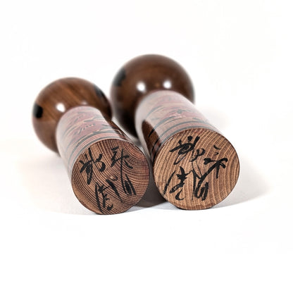 Signature d’artiste sous poupée japonaise en bois kokeshi Shingata, œuvre signée 浜津千代子 Nidaime Tetsuen, artisanat japonais Showa
