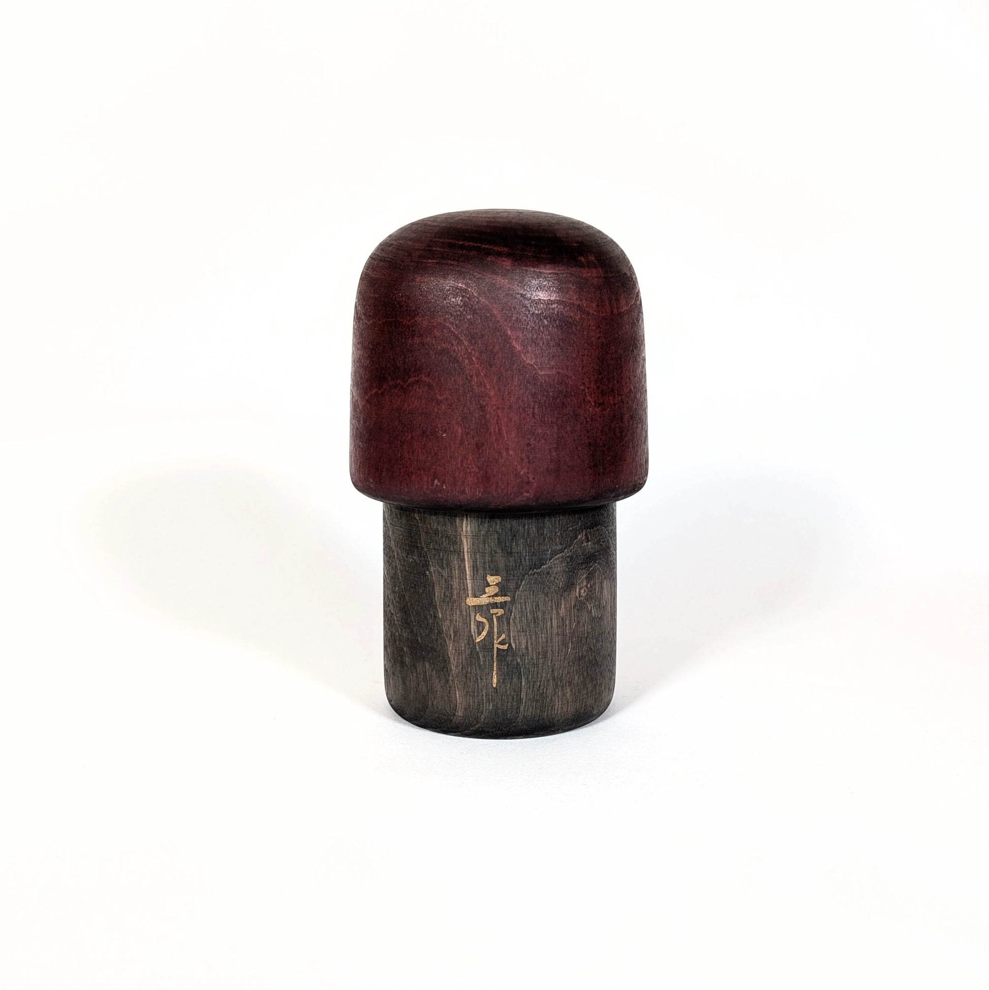 Signature japonaise de Sansaku Sekiguchi au dos d’une poupée japonaise kokeshi sōsaku authentique