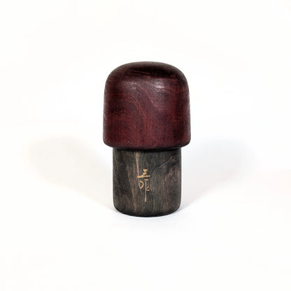 Signature japonaise de Sansaku Sekiguchi au dos d’une poupée japonaise kokeshi sōsaku authentique