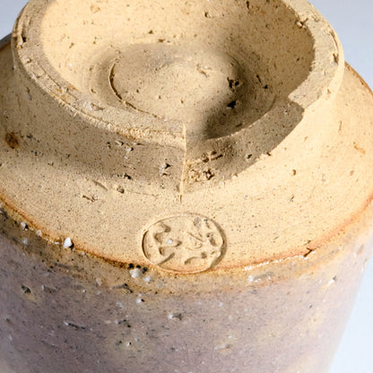 Signature du potier sous la tasse Hagi-yaki, cachet estampillé