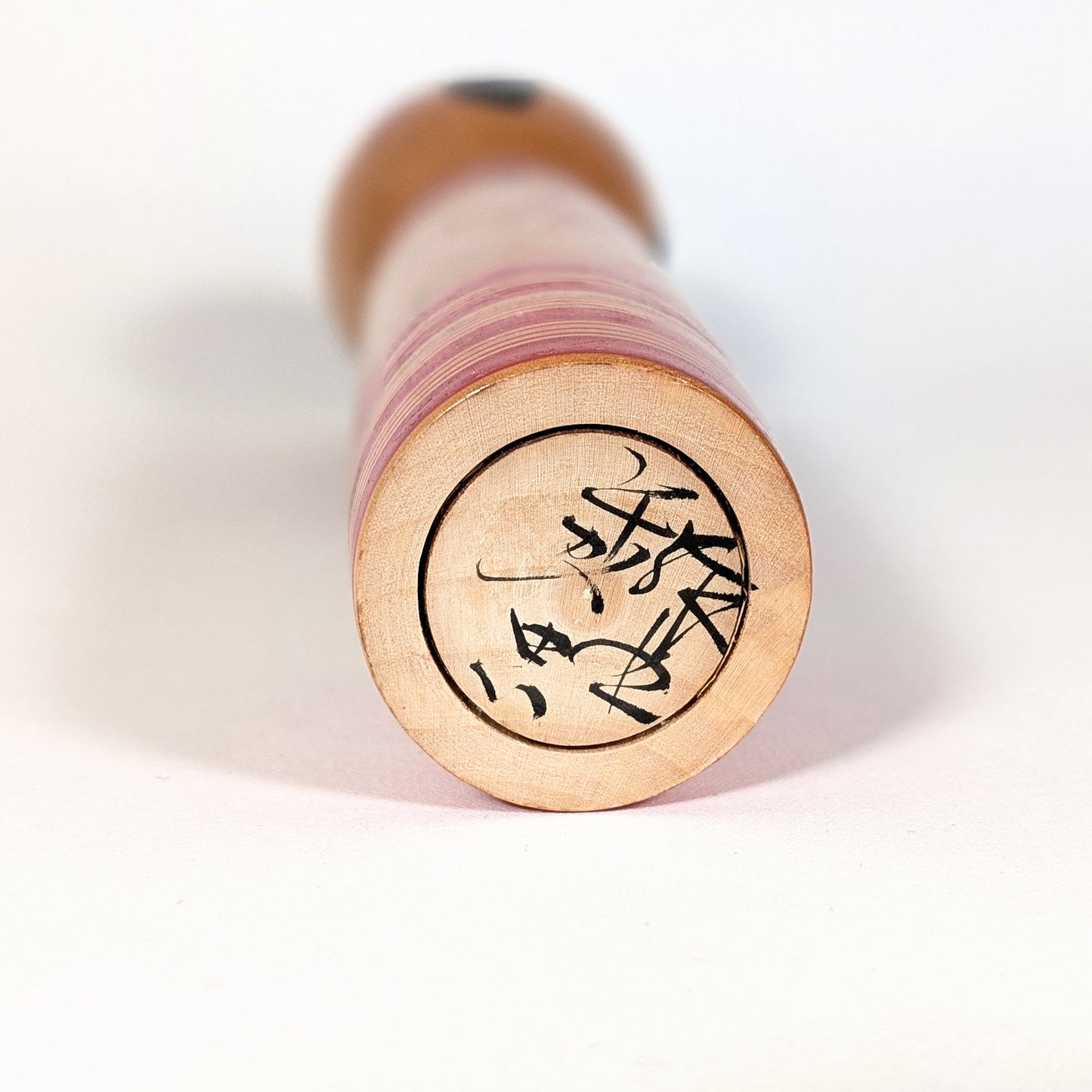 Signature manuscrite de l’artisan Hiraga Tadashi sous une kokeshi Sakunami authentique