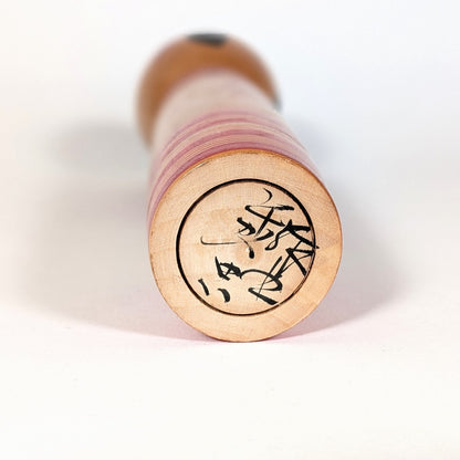 Signature manuscrite de l’artisan Hiraga Tadashi sous une kokeshi Sakunami authentique